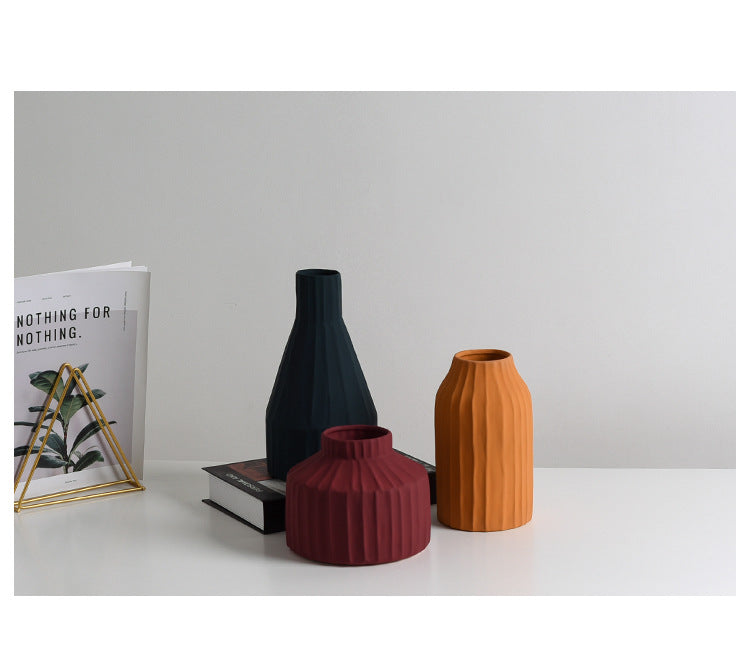 Nordic living room dining table flower arrangement.