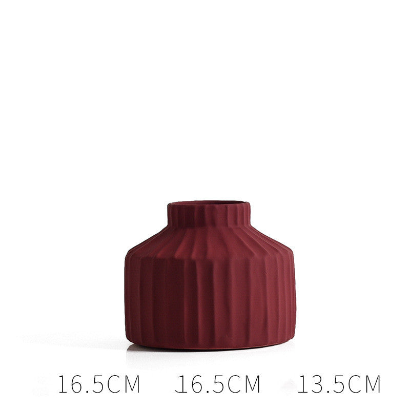 Nordic living room dining table flower arrangement.