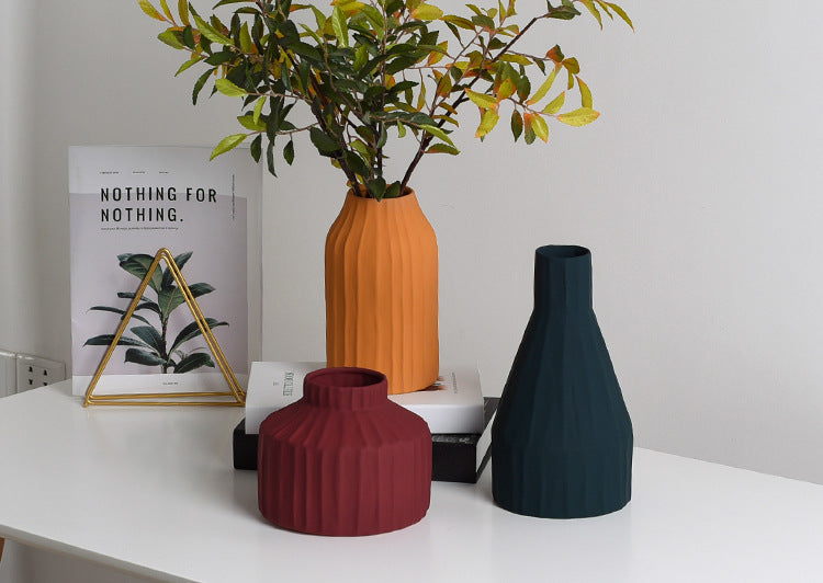 Nordic living room dining table flower arrangement.