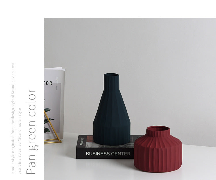 Nordic living room dining table flower arrangement.