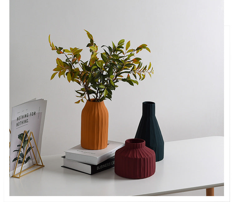 Nordic living room dining table flower arrangement.
