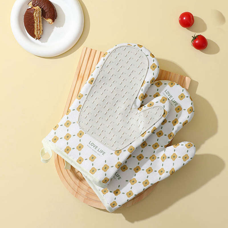 Anti-Scalding Microwave Cotton Non-Slip Insulation Gloves Oven Mitts Kitchen Heat Resistant Thickened Cotton Heat Insulation Microwave Oven Oven Anti Scalding Household Gloves Baking Tools | Insulation Gloves |
Oven Mitts: The outer layer of oven mitt is twill cloth and the inner layer is made of cotton. The