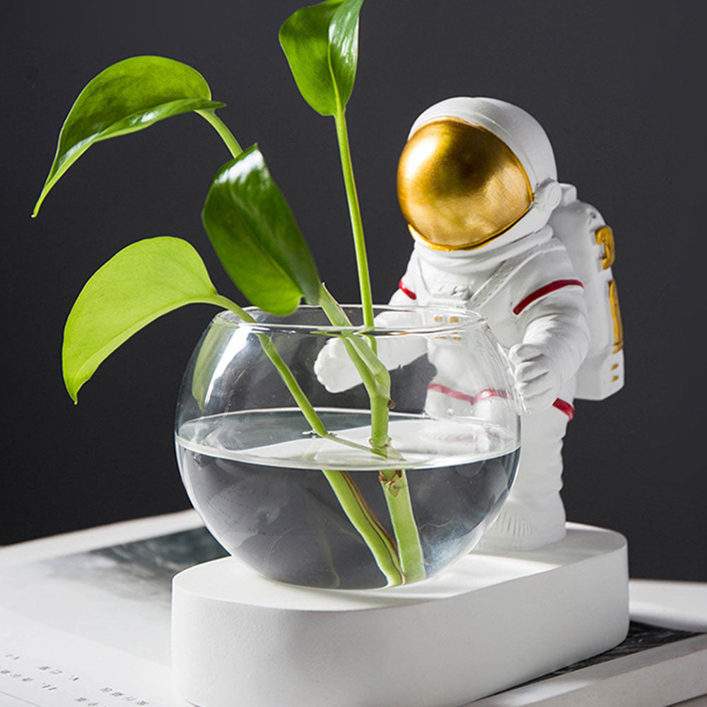 Nordic Astronaut Resin Decorative Flowerpot Ornaments Astronaut Flowerpot Astronaut Glass Vase Desk Vase Home Decor Accessories.