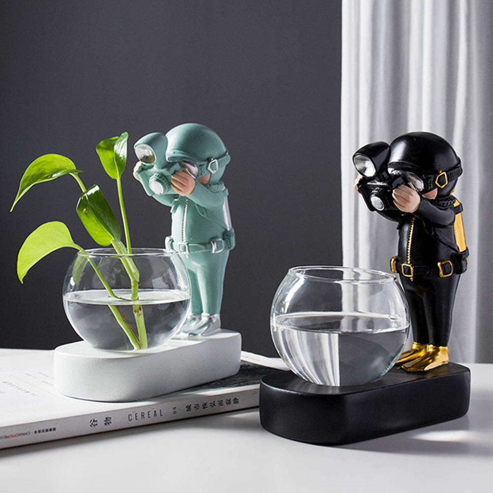 Nordic Astronaut Resin Decorative Flowerpot Ornaments Astronaut Flowerpot Astronaut Glass Vase Desk Vase Home Decor Accessories.