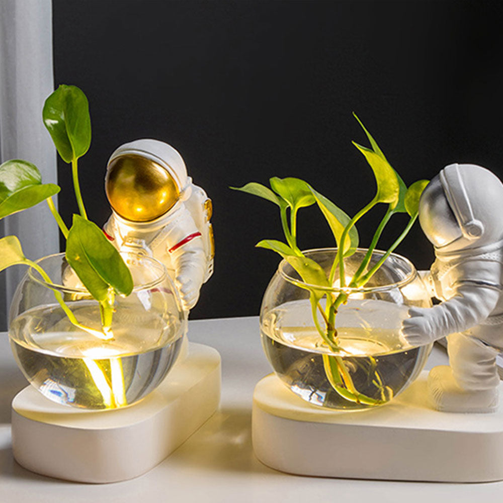 Nordic Astronaut Resin Decorative Flowerpot Ornaments Astronaut Flowerpot Astronaut Glass Vase Desk Vase Home Decor Accessories.